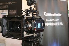 KineRAW-S35_with_Movcam_handgrip_riser_bridge_plate_640aj.JPG